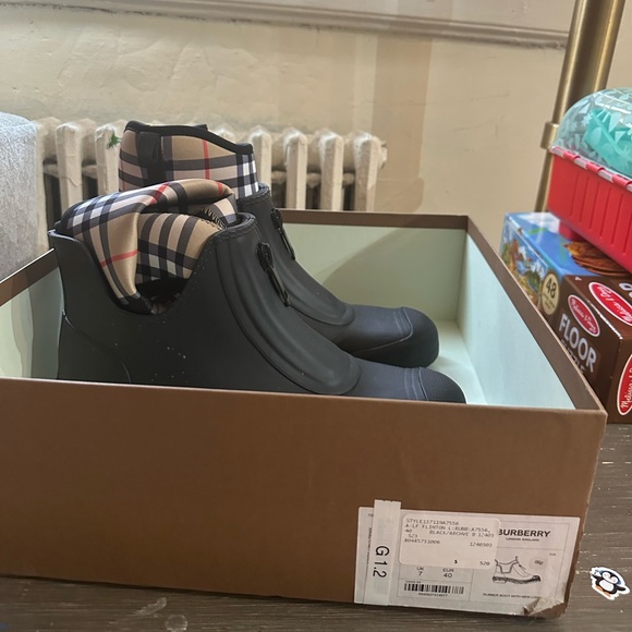Burberry rain boots - Picture 3 of 4